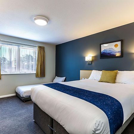 Days Inn Hotel Fleet Buitenkant foto