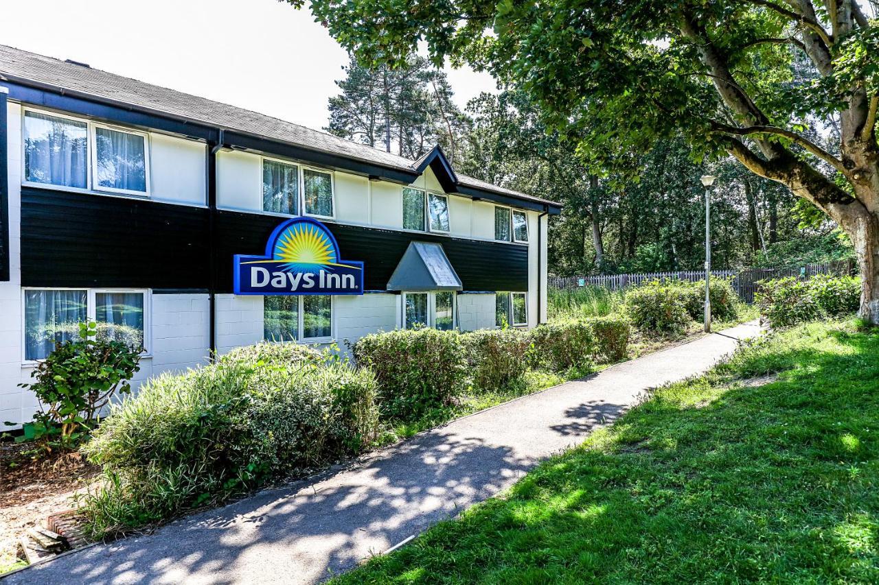 Days Inn Hotel Fleet Buitenkant foto