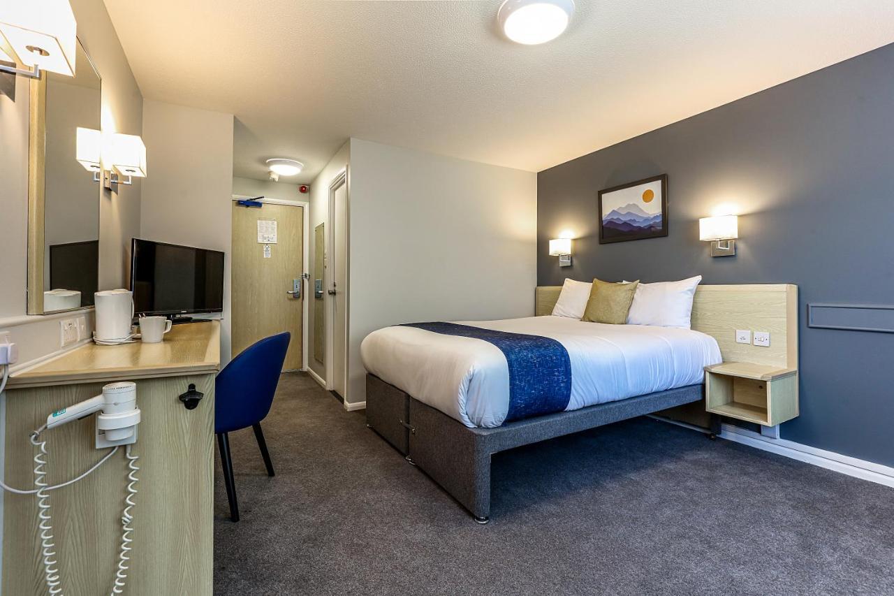 Days Inn Hotel Fleet Buitenkant foto