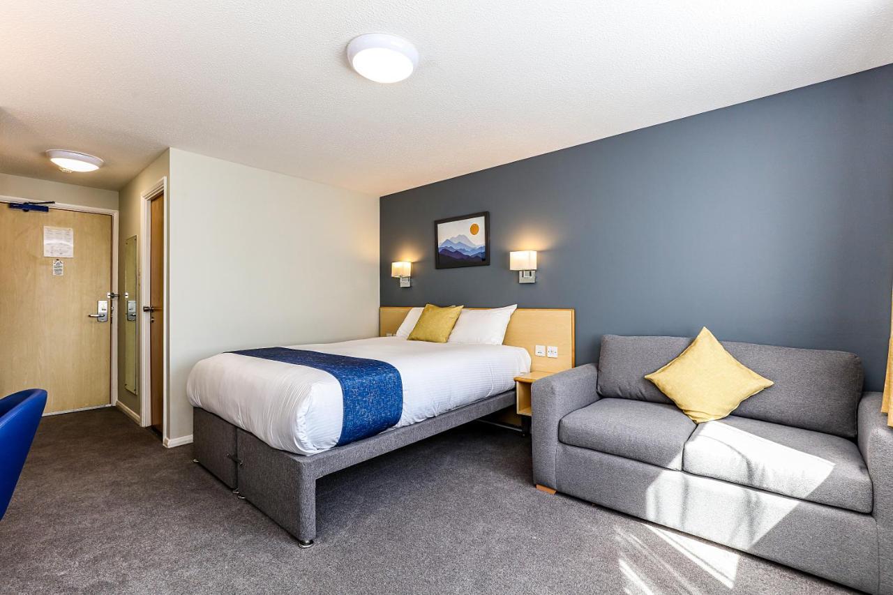 Days Inn Hotel Fleet Buitenkant foto