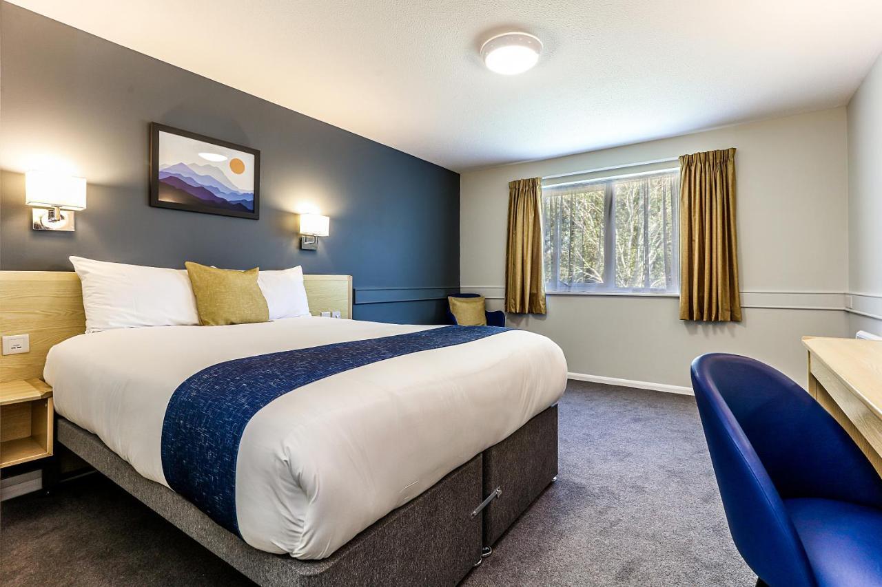 Days Inn Hotel Fleet Buitenkant foto