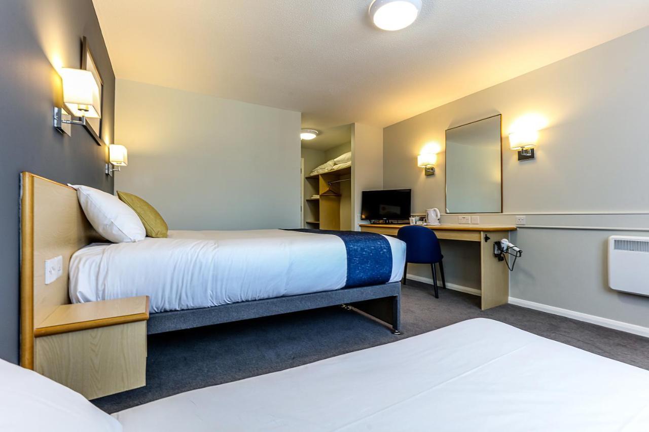 Days Inn Hotel Fleet Buitenkant foto