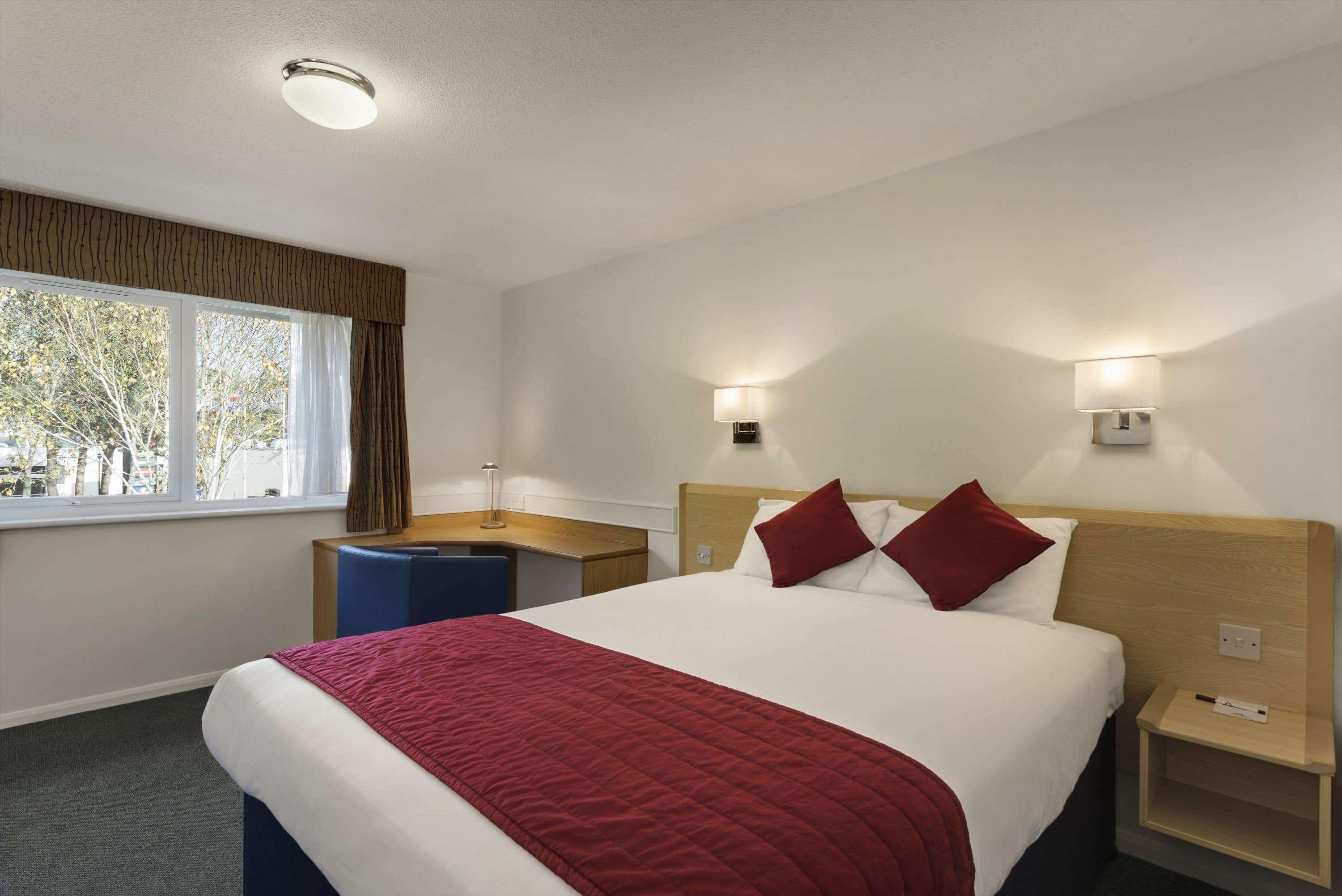 Days Inn Hotel Fleet Buitenkant foto