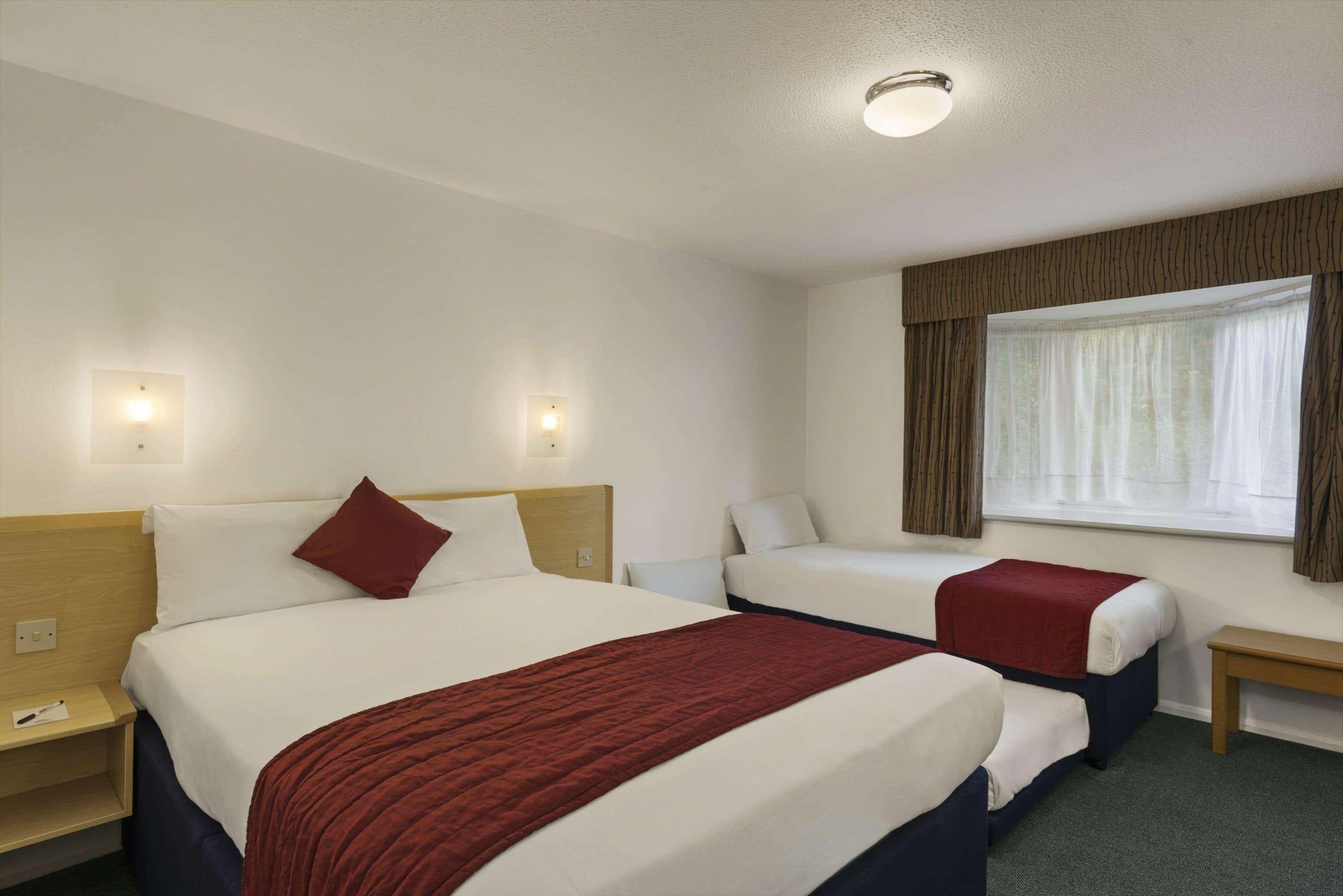 Days Inn Hotel Fleet Buitenkant foto