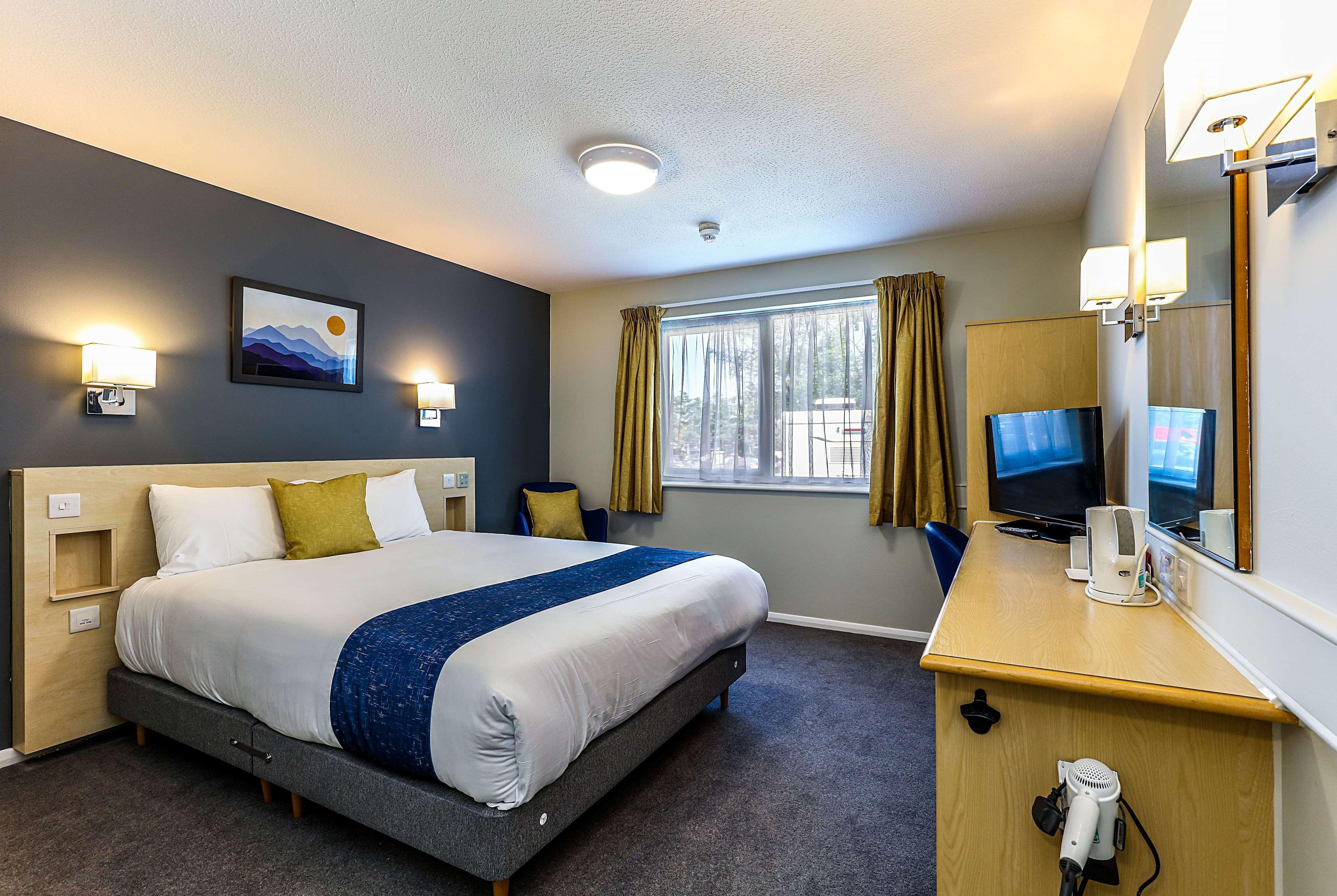 Days Inn Hotel Fleet Buitenkant foto