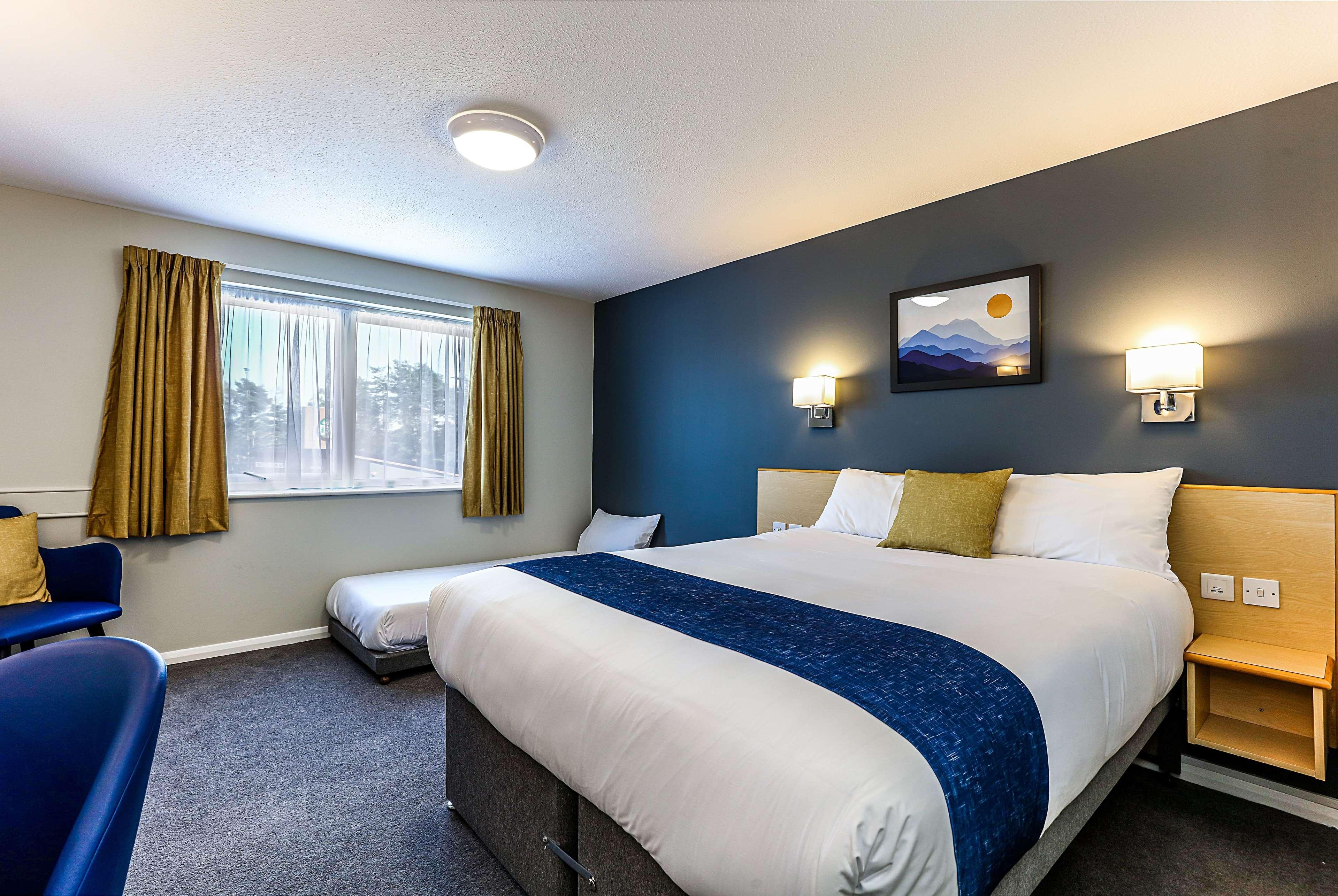 Days Inn Hotel Fleet Buitenkant foto