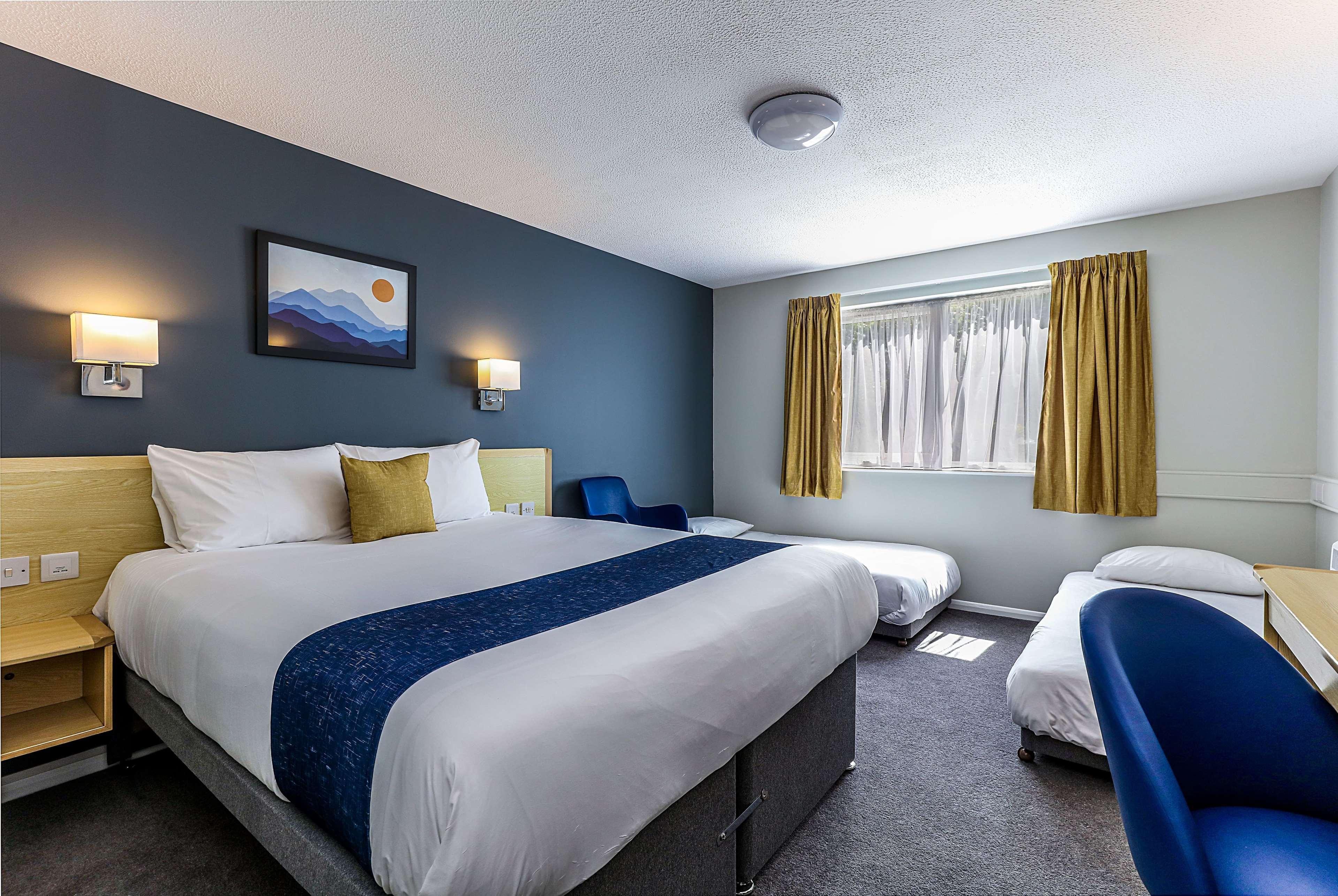 Days Inn Hotel Fleet Buitenkant foto