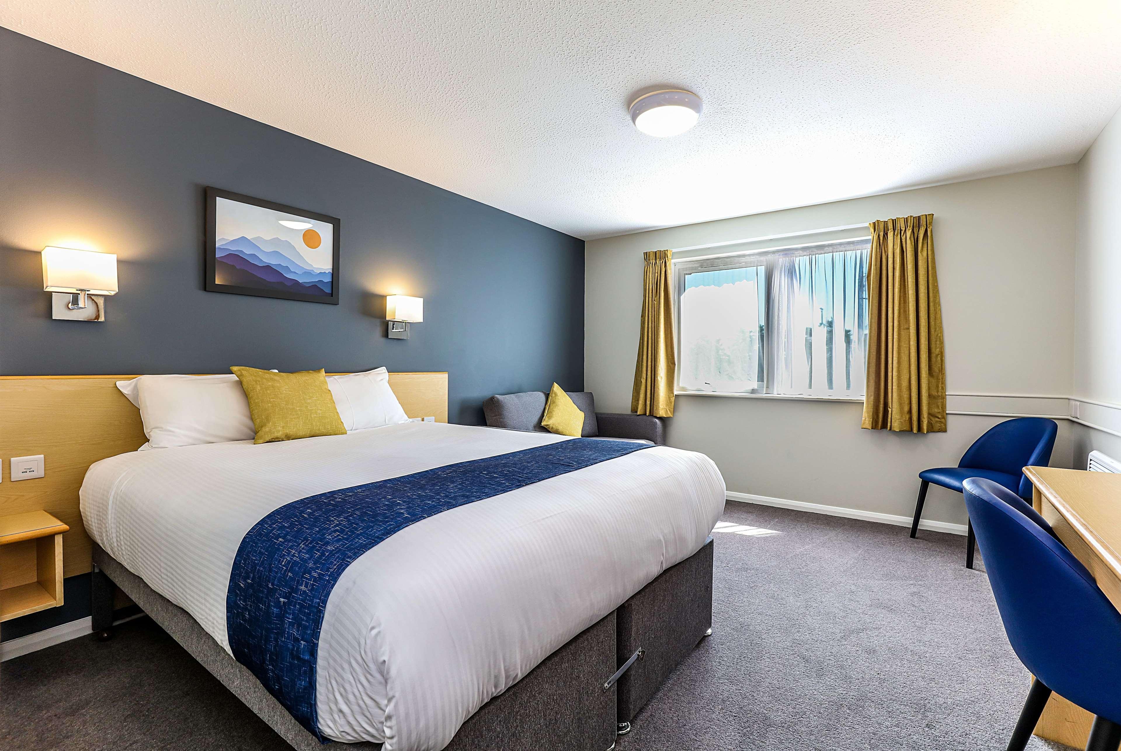 Days Inn Hotel Fleet Buitenkant foto