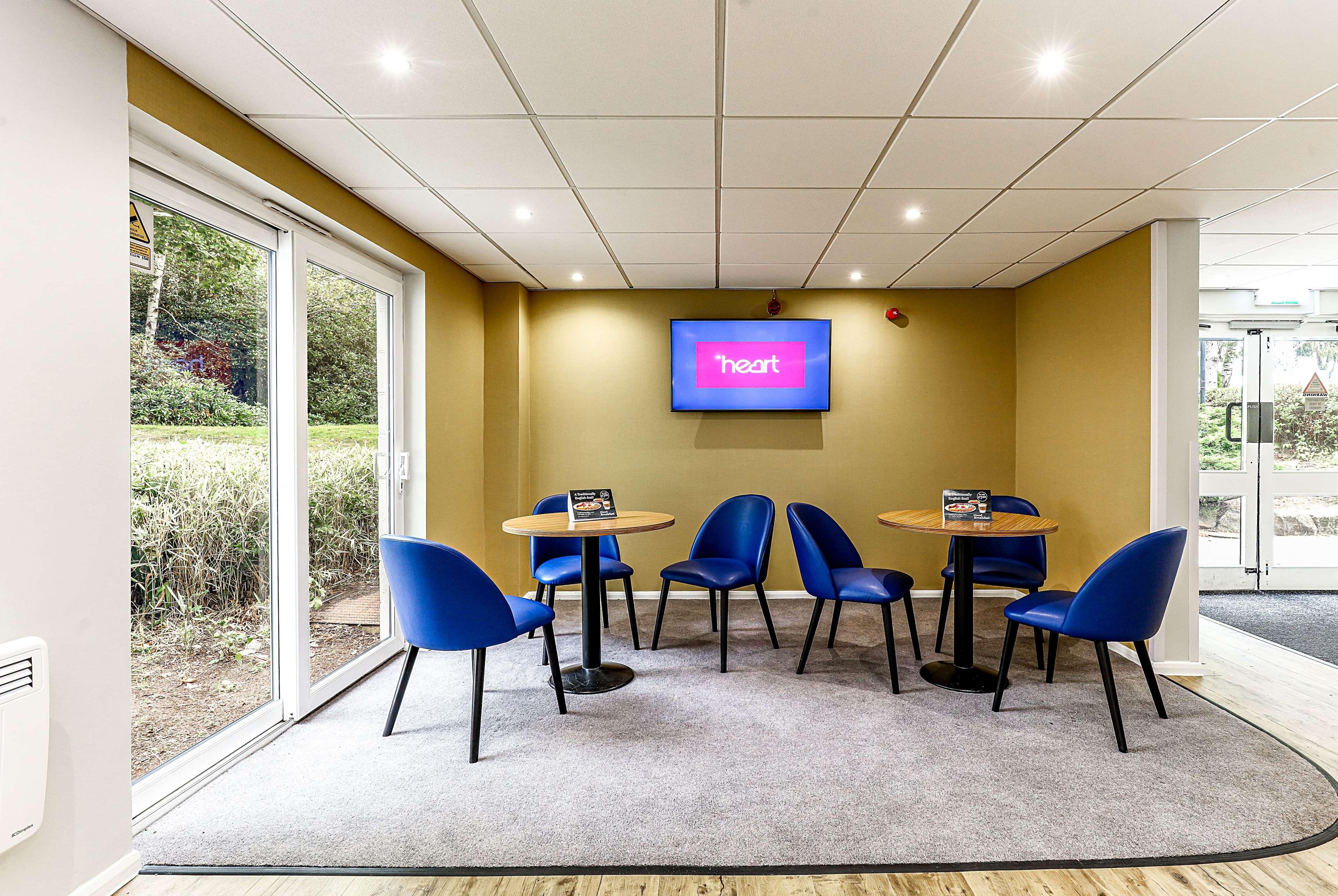 Days Inn Hotel Fleet Buitenkant foto